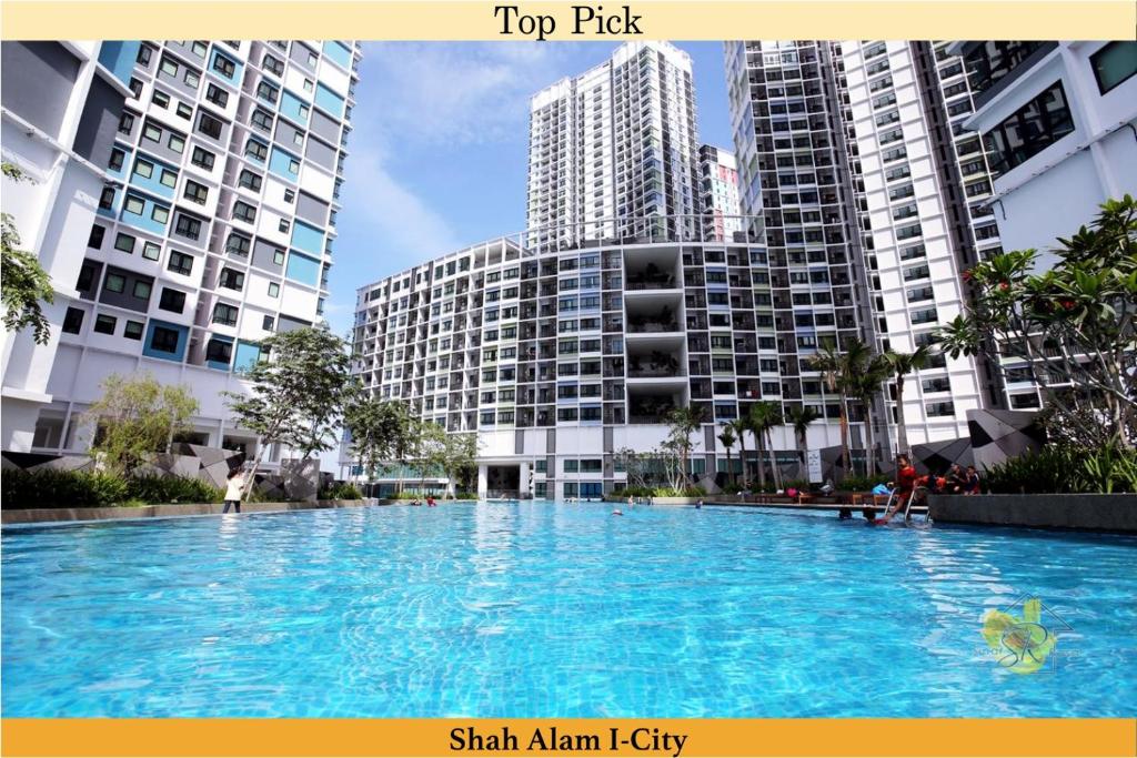 una gran piscina en una ciudad con edificios altos en I-City Homestay@5 min walk to shopping Mall en Shah Alam