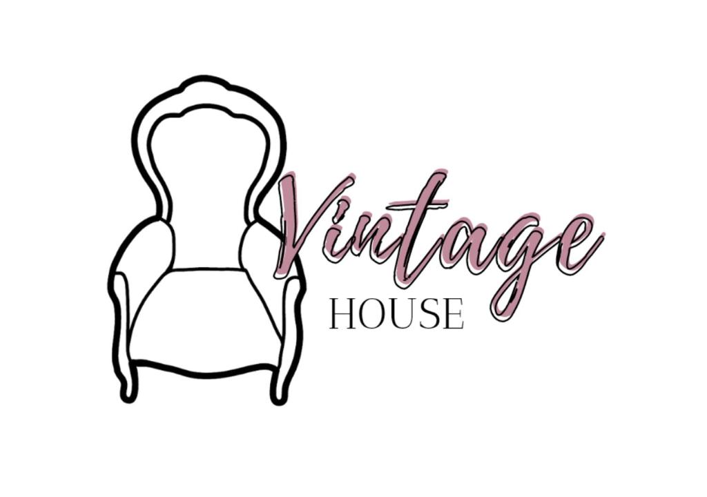 Vintage House في بيزا: رسم منزل عتيق على كرسي على خلفية بيضاء