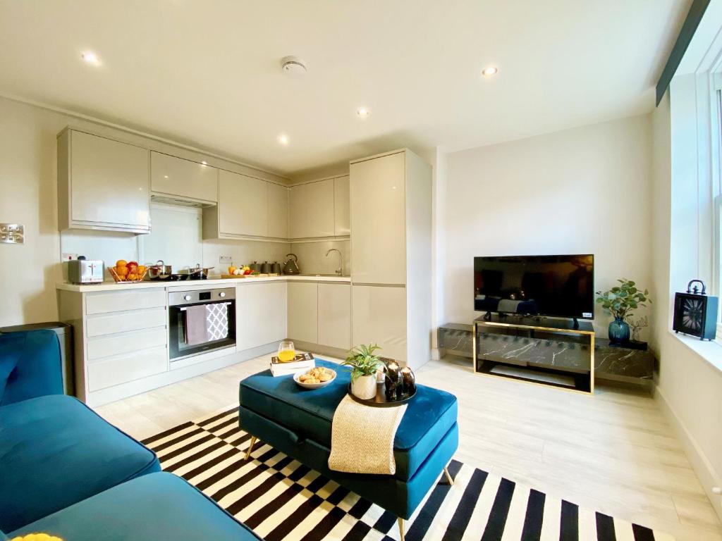 sala de estar con sofá azul y cocina en PERFECT LOCATION- 10 MINUTES WALK from TOWER BRIDGE ! 5 MINUTES from TUBE en Londres