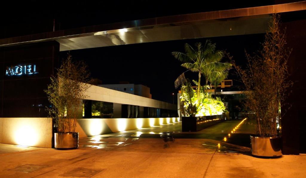 ein Gebäude mit Lichtern und Bäumen davor in der Unterkunft Motel Flamingo in Perafita