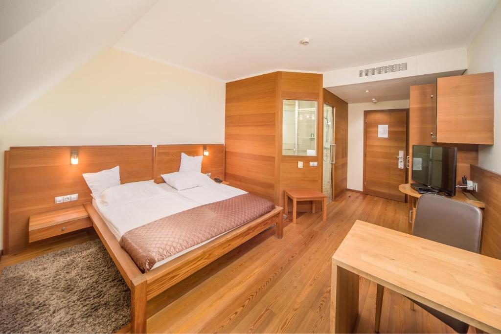 Postel nebo postele na pokoji v ubytování Wellness Hotel Kager Harkány