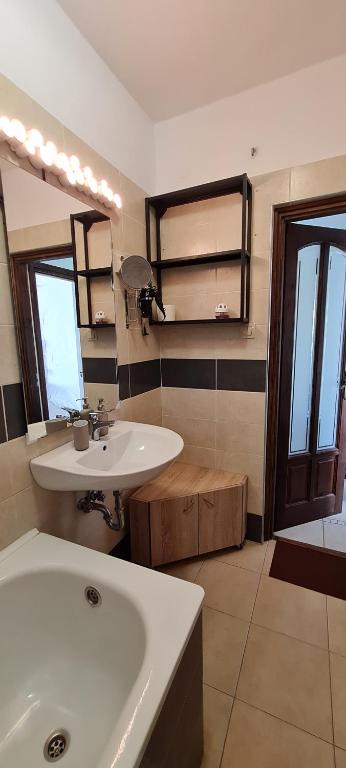 Koupelna v ubytování Lugas Apartman Miskolctapolca 2 hálószoba Dézsa és Jakuzzi közel a Barlangfürdőhöz
