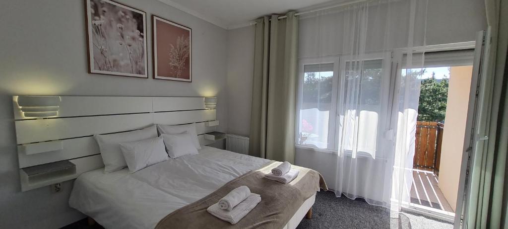 Postel nebo postele na pokoji v ubytování Lugas Apartman Miskolctapolca 2 hálószoba Dézsa és Jakuzzi közel a Barlangfürdőhöz