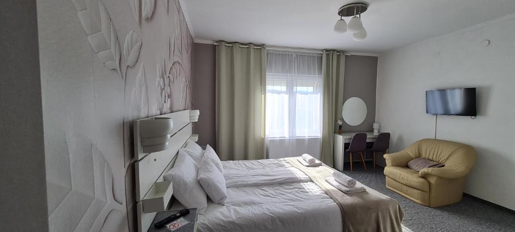 Postel nebo postele na pokoji v ubytování Lugas Apartman Miskolctapolca 2 hálószoba Dézsa és Jakuzzi közel a Barlangfürdőhöz