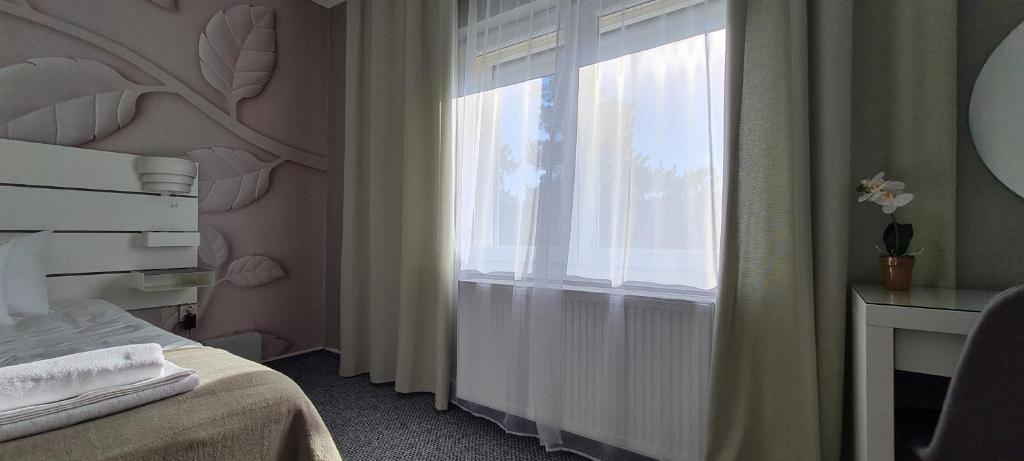 Postel nebo postele na pokoji v ubytování Lugas Apartman Miskolctapolca 2 hálószoba Dézsa és Jakuzzi közel a Barlangfürdőhöz