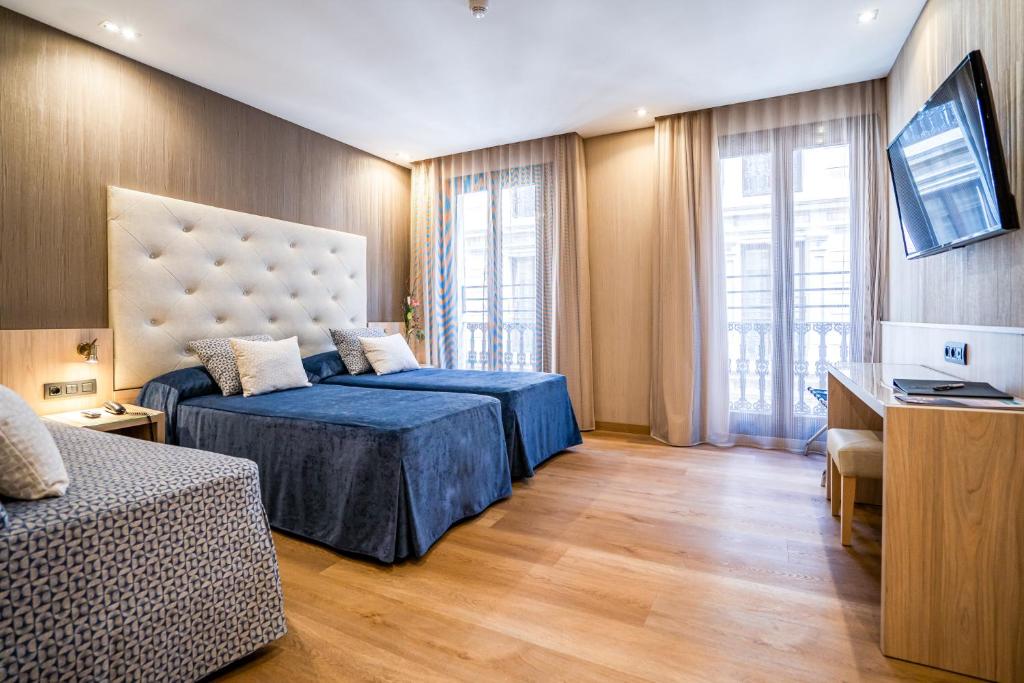 فندق ريالتو في برشلونة: غرفه فندقيه سريرين وتلفزيون