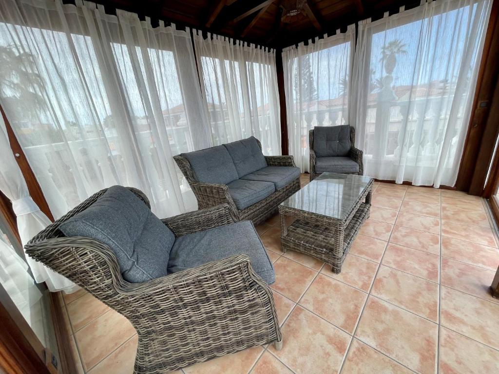 A seating area at Luxury Villa Los Gigantes