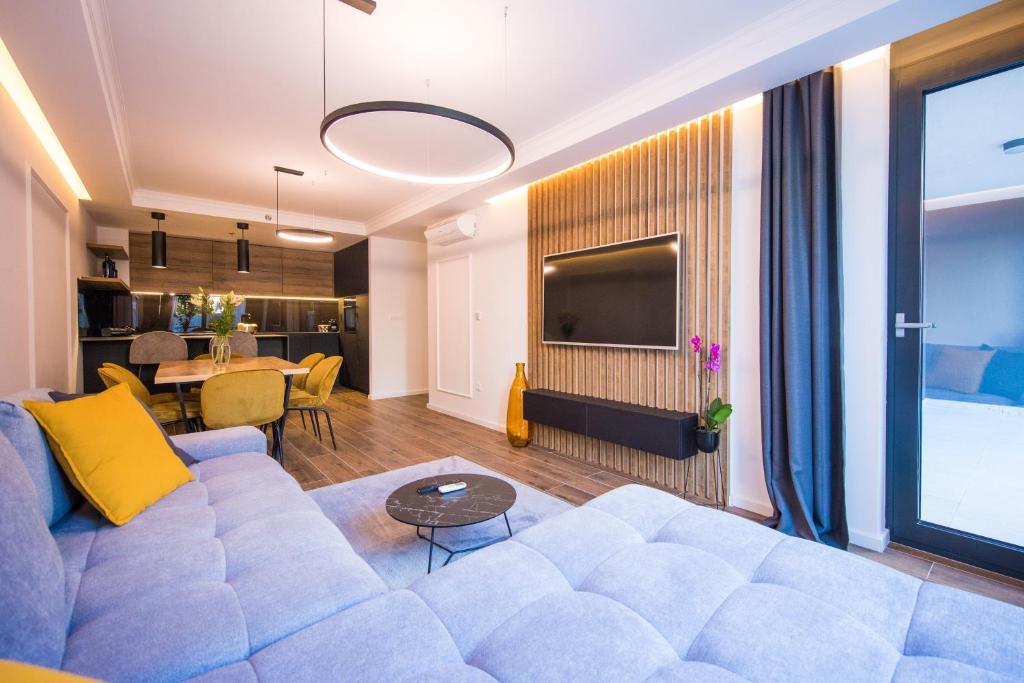 TV a/nebo společenská místnost v ubytování Downtown Oasis