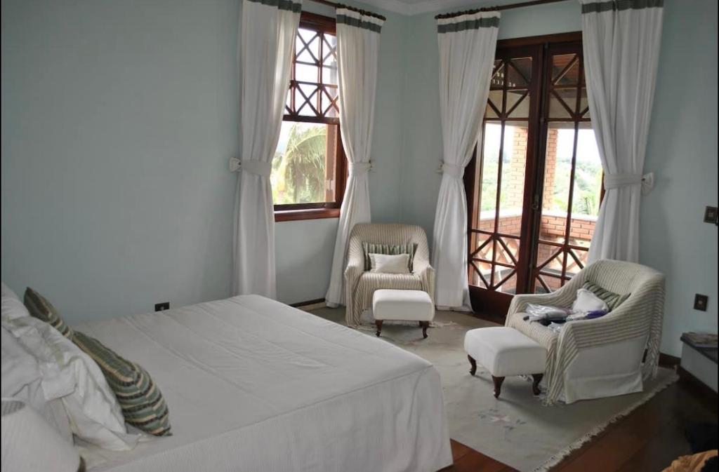 Un pat sau paturi într-o cameră la Aconchegante e ampla casa na Granja Viana