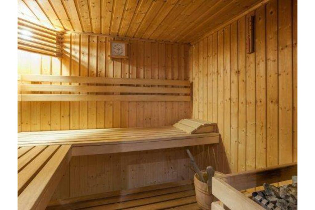 una sauna de madera con un banco en su interior en Appartement aux pieds des pistes, en Valmeinier