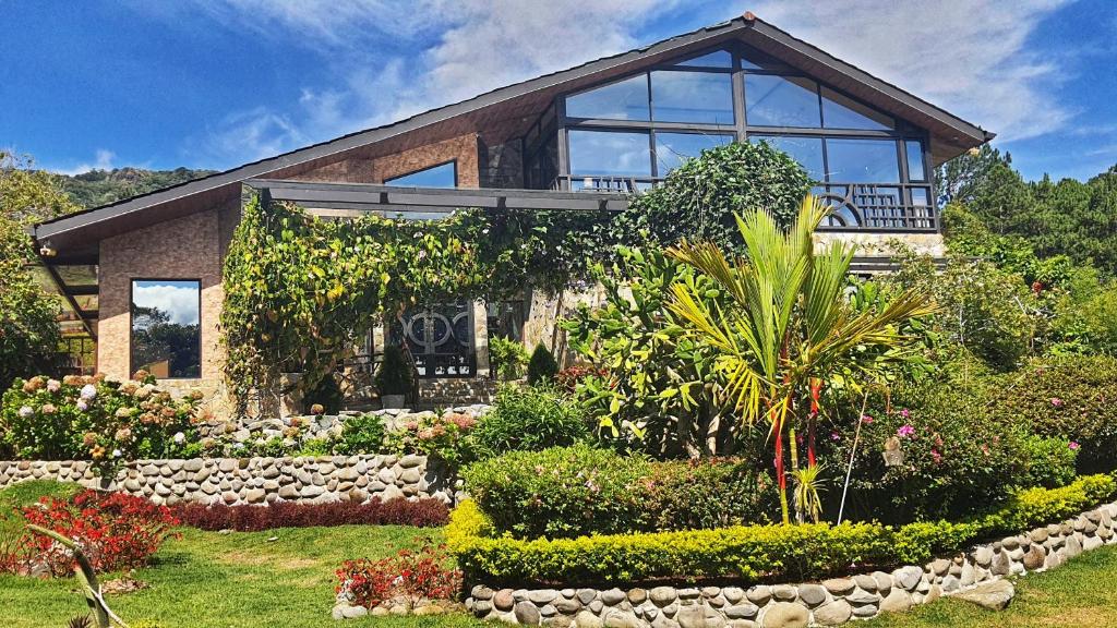 une maison avec un jardin en face dans l'établissement The Residence by Villa Alejandro, à Boquete