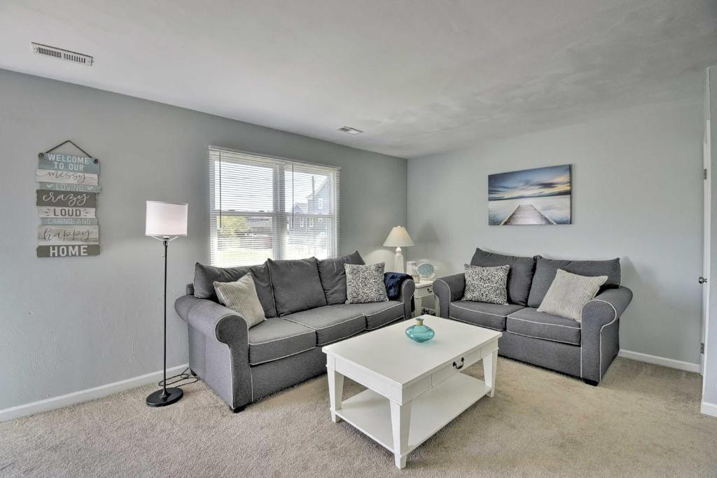 Sala de estar con 2 sofás y mesa en Sunny Norfolk Duplex - Walk to Lake and Beach!, en North Camellia Acres