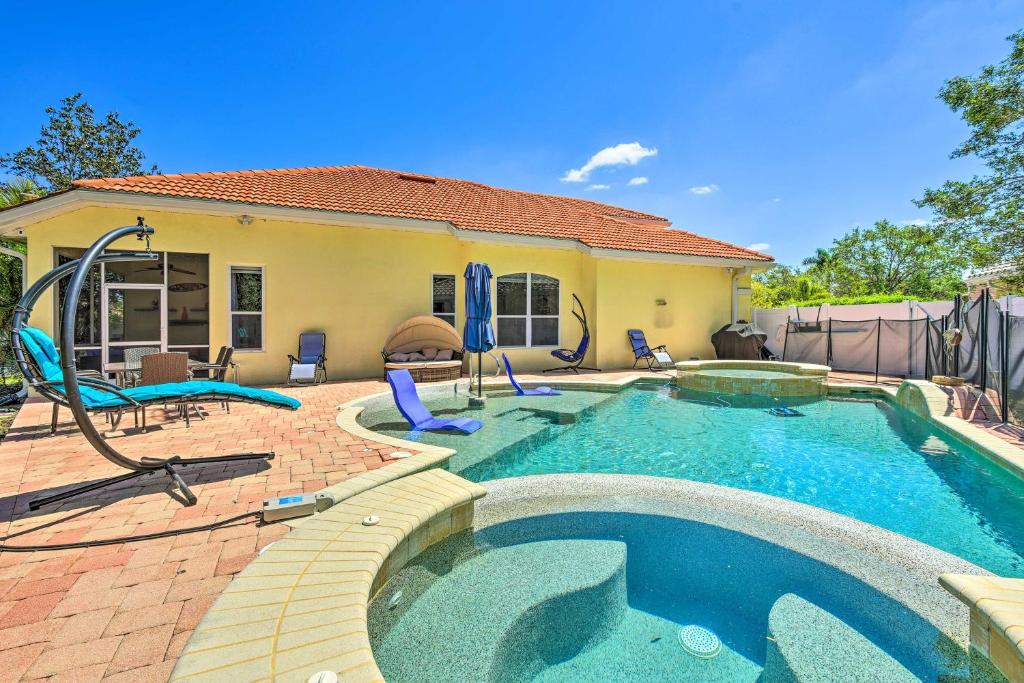 una piscina frente a una casa en Sun-Soaked Sarasota Oasis with Pool and Hot Tub!, en Sarasota