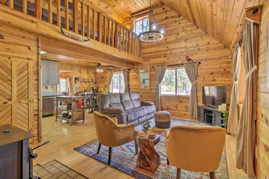 uma sala de estar e cozinha num chalé de madeira em Pet-Friendly Show Low Retreat with Deck and Grill em Show Low