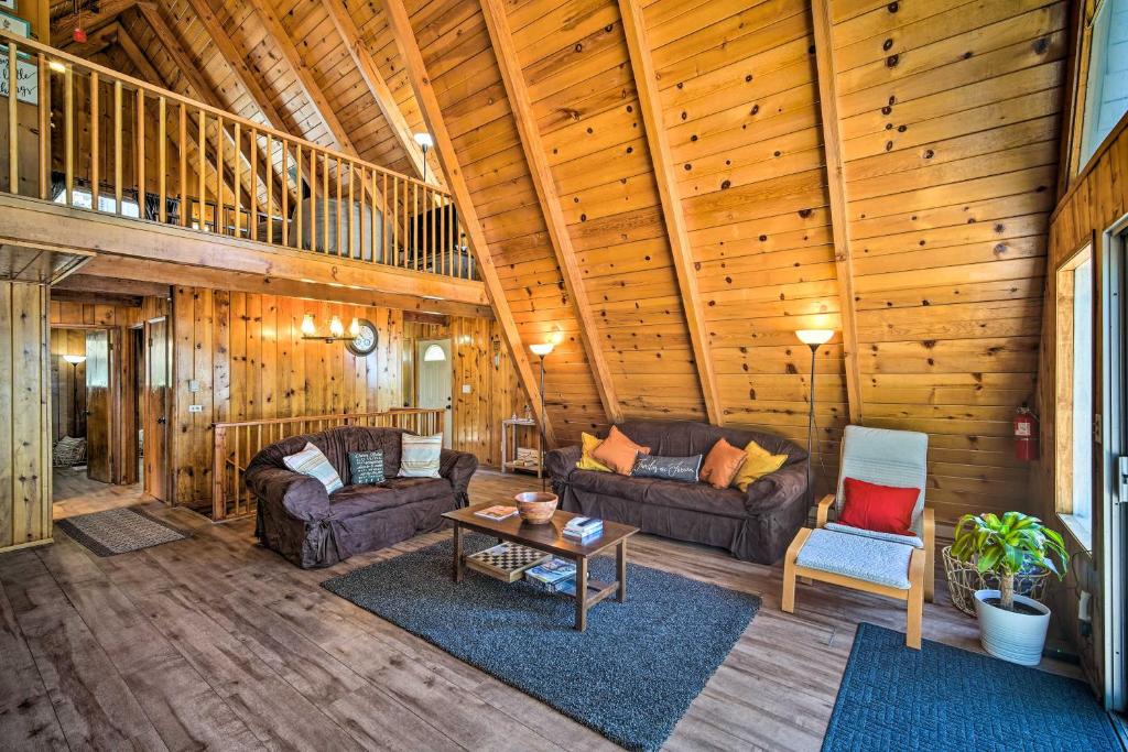 Posezení v ubytování Running Springs Cabin with Large Deck and View!