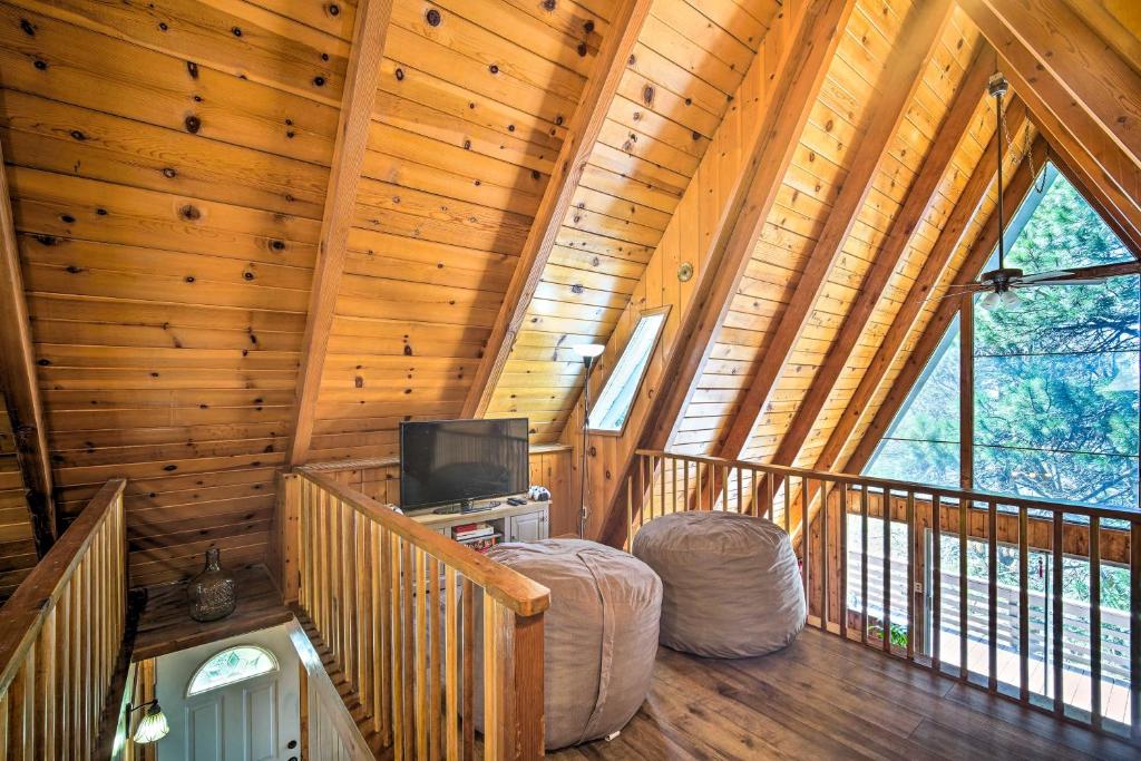 TV a/nebo společenská místnost v ubytování Running Springs Cabin with Large Deck and View!