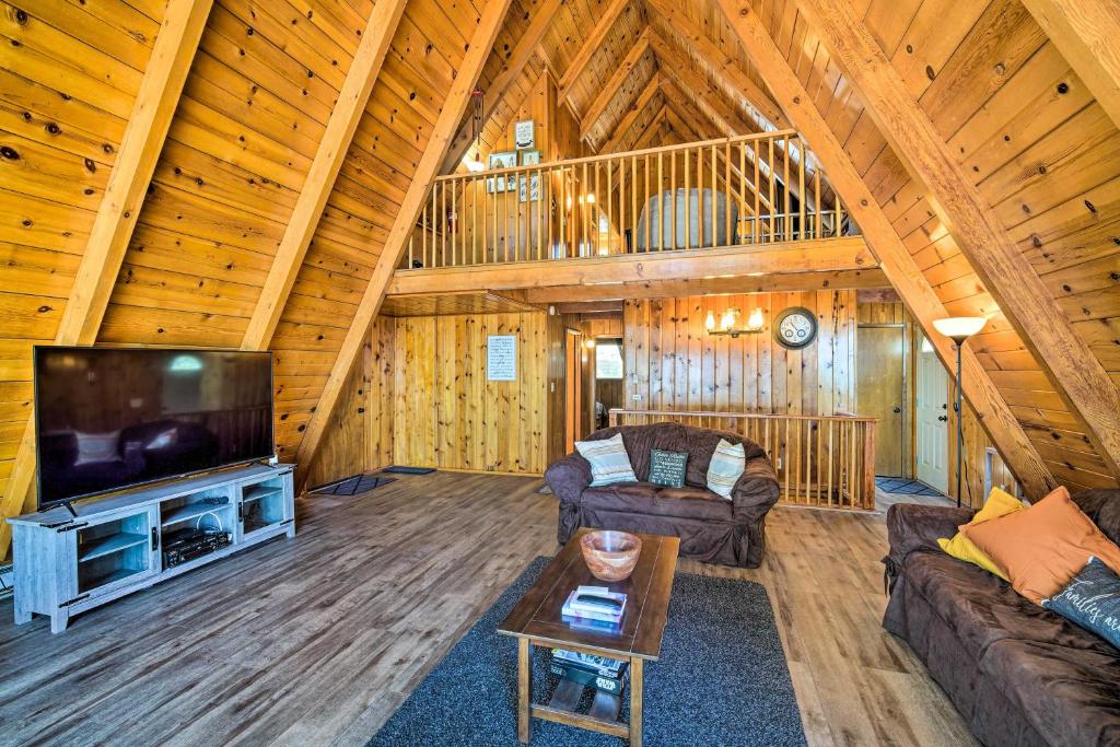 TV a/nebo společenská místnost v ubytování Running Springs Cabin with Large Deck and View!