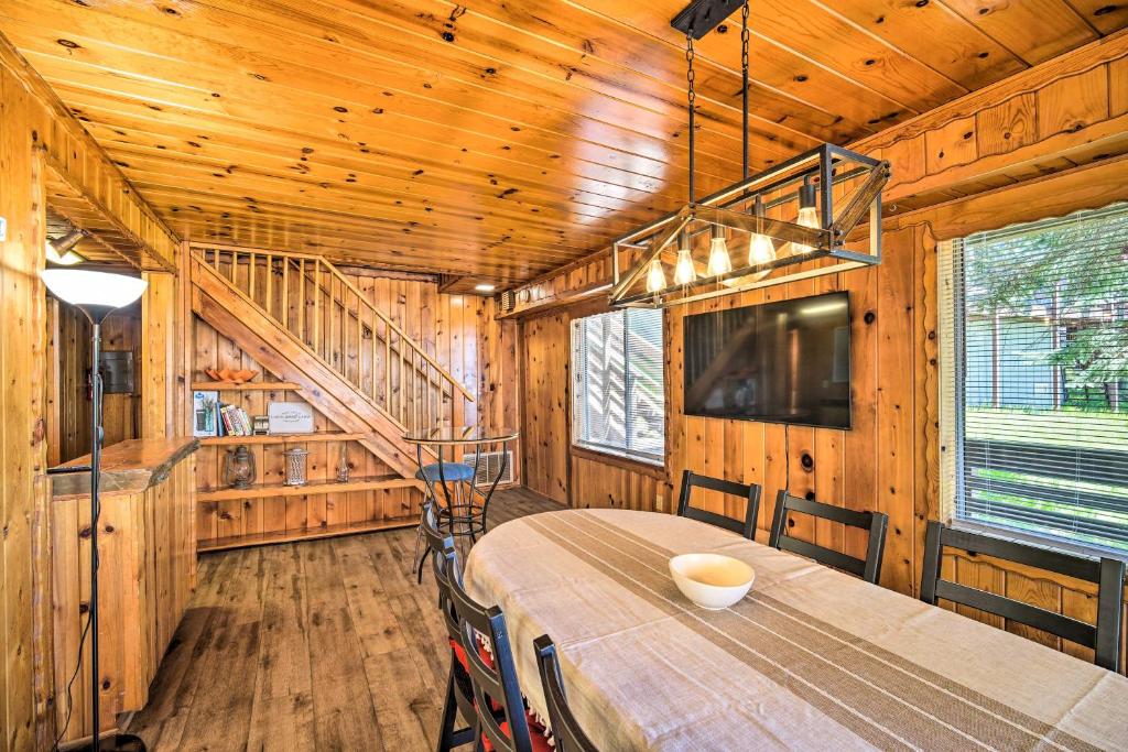 TV a/nebo společenská místnost v ubytování Running Springs Cabin with Large Deck and View!