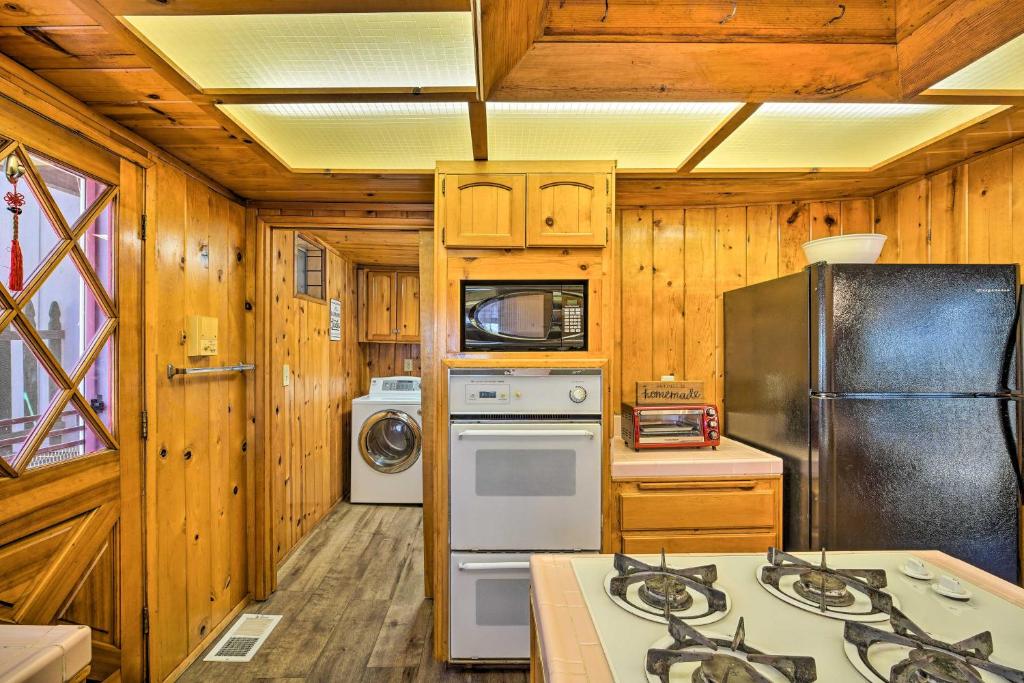 Kuchyň nebo kuchyňský kout v ubytování Running Springs Cabin with Large Deck and View!