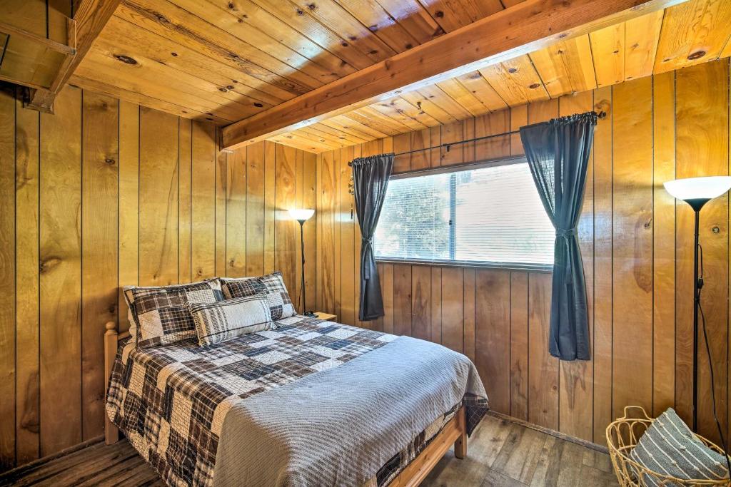 Postel nebo postele na pokoji v ubytování Running Springs Cabin with Large Deck and View!