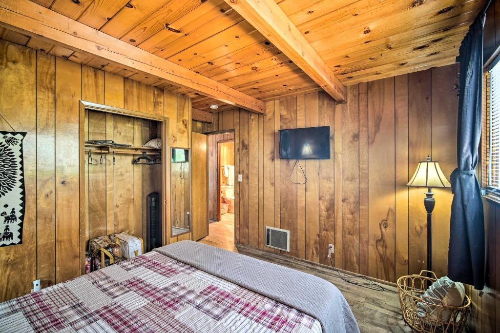Postel nebo postele na pokoji v ubytování Running Springs Cabin with Large Deck and View!