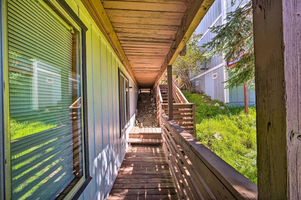 Zahrada ubytování Running Springs Cabin with Large Deck and View!