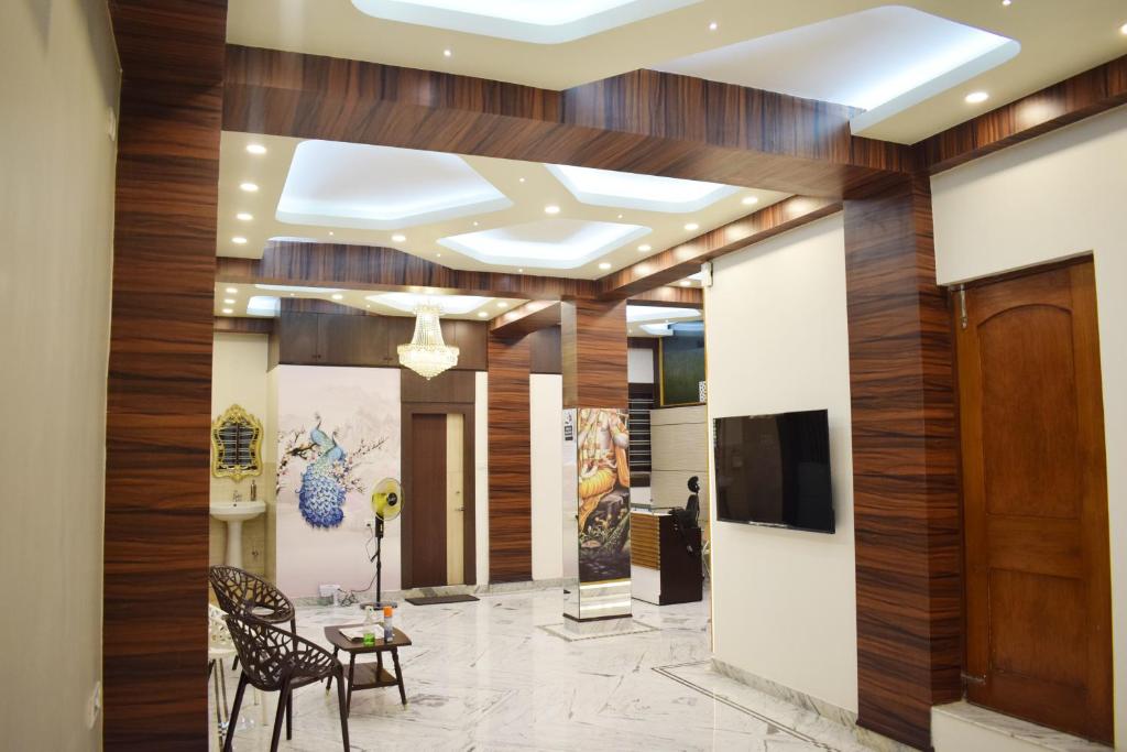 TV a/nebo společenská místnost v ubytování Krishna Kunja " A Quiet & Peaceful Stay "