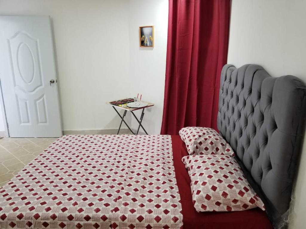 Rúm í herbergi á Wilkan Hotel