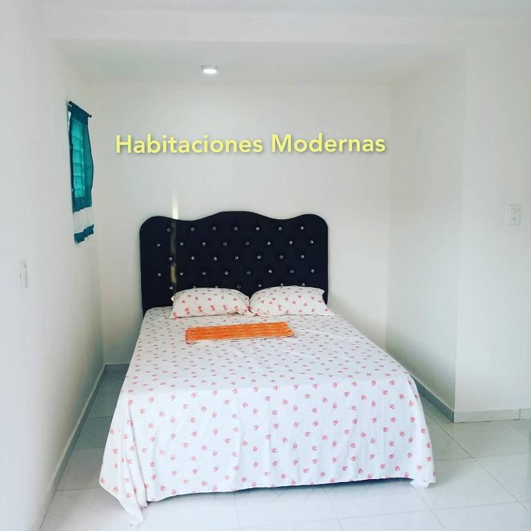 Rúm í herbergi á Wilkan Hotel