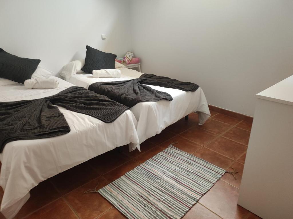 Łóżko lub łóżka w pokoju w obiekcie Villa con piscina, vistas, dunas, mar, 6 personas