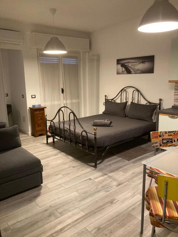 um quarto com uma cama e um sofá em Bacio di Dama em Milão