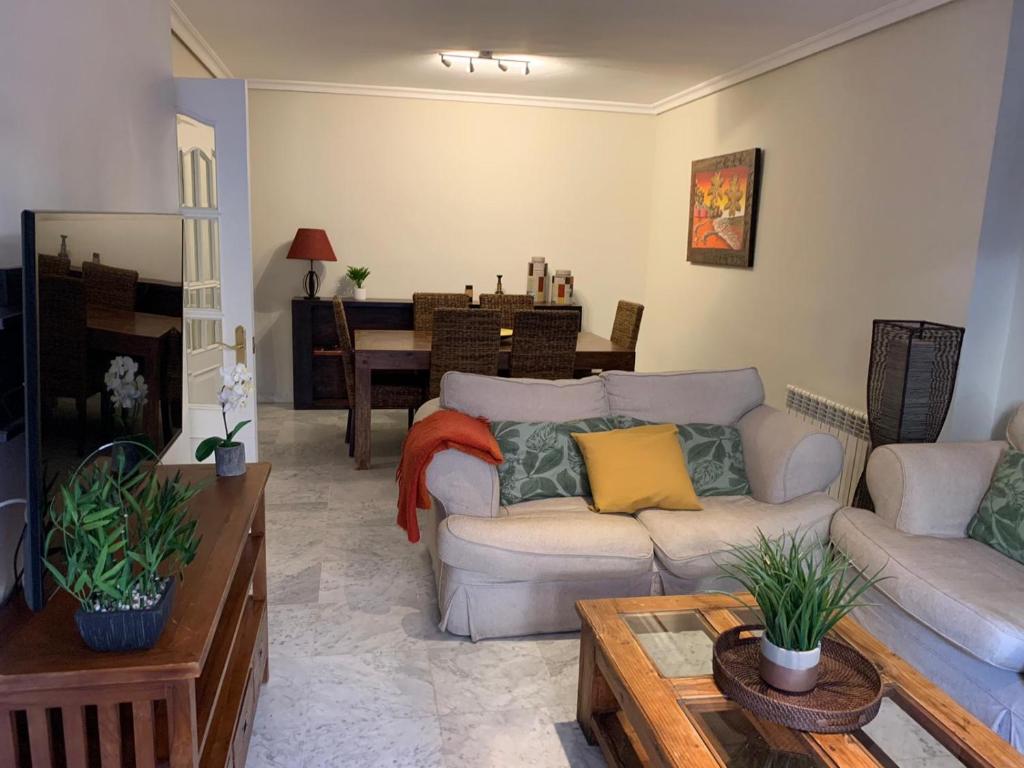 sala de estar con sofá y mesa en Arruzafa Home, en Córdoba