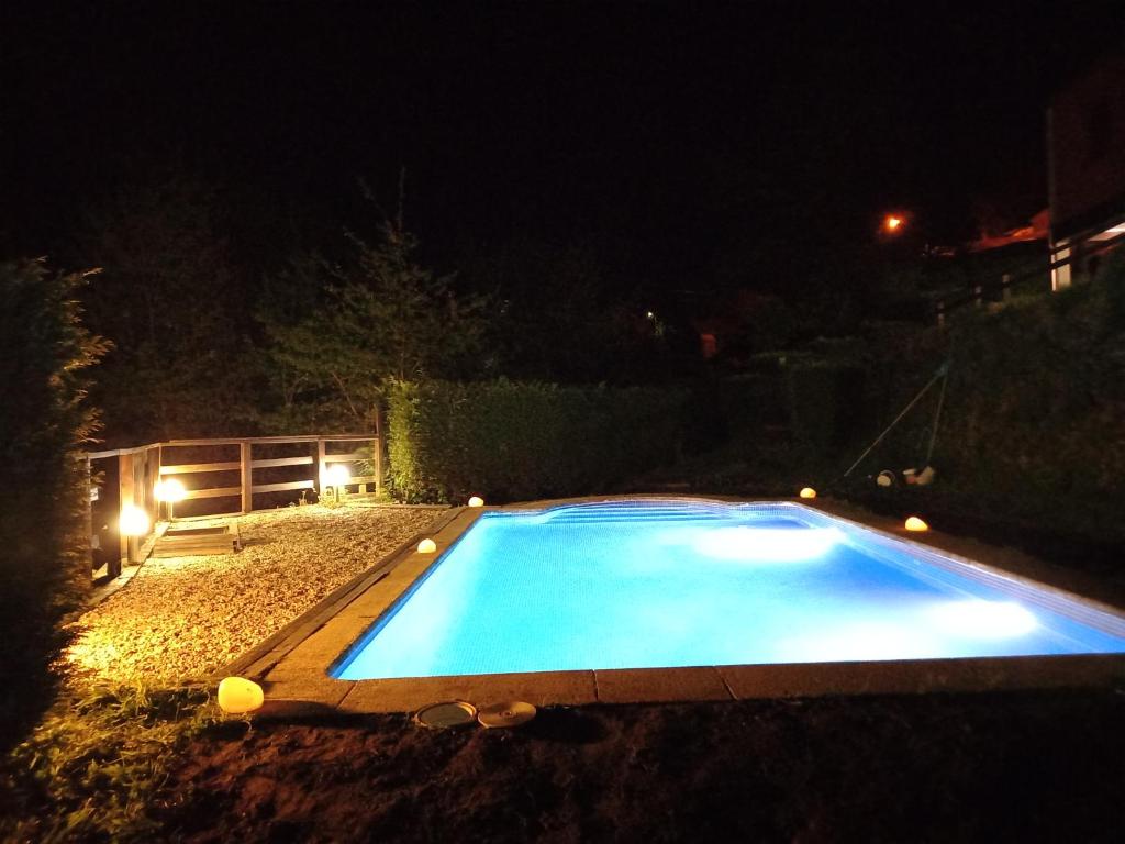 una piscina nel cortile di notte di Quinta da Rocha a Crecíente