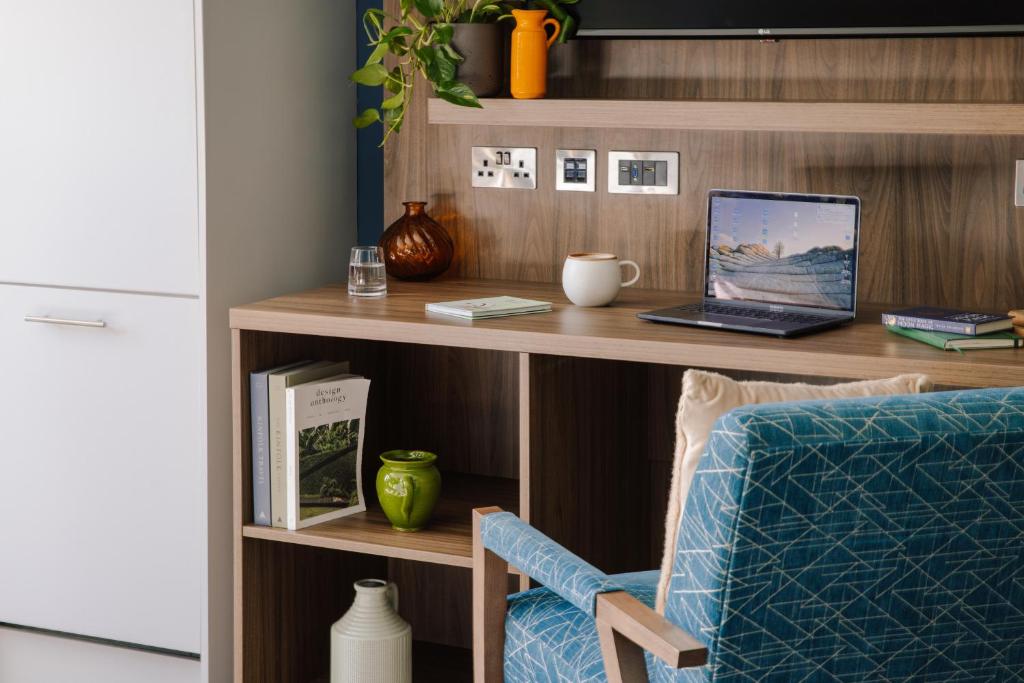 Příslušenství pro přípravu čaje a kávy v ubytování Heeton Concept Aparthotel Edinburgh Queen Street