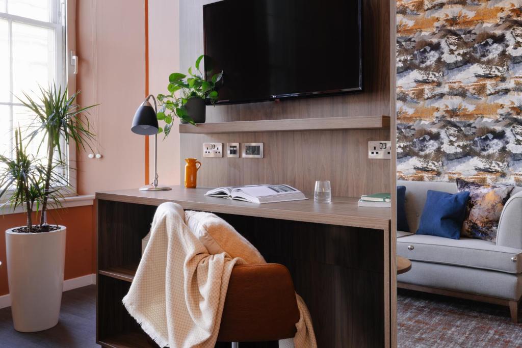 TV a/nebo společenská místnost v ubytování Heeton Concept Aparthotel Edinburgh Queen Street