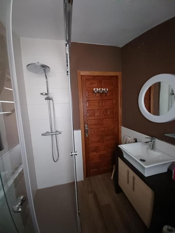 A bathroom at Mirador de Gratal - Sierra de Loarre