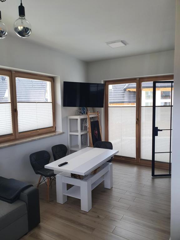 Televízia a/alebo spoločenská miestnosť v ubytovaní Apartament XAVIER Kościelisko
