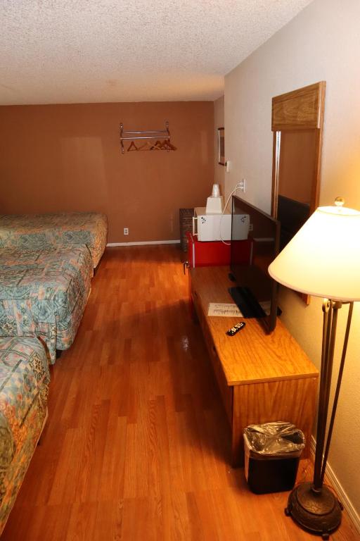 Postel nebo postele na pokoji v ubytování Silver Sands Motel