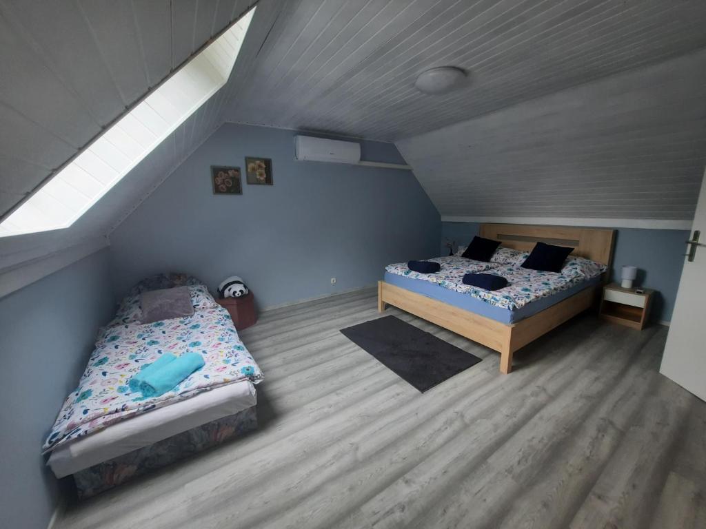 Posteľ alebo postele v izbe v ubytovaní Helena apartman