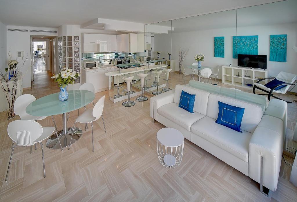 un salon avec un canapé blanc et une table dans l'établissement GRA3 - Studio cabine, centre ville, à Cannes
