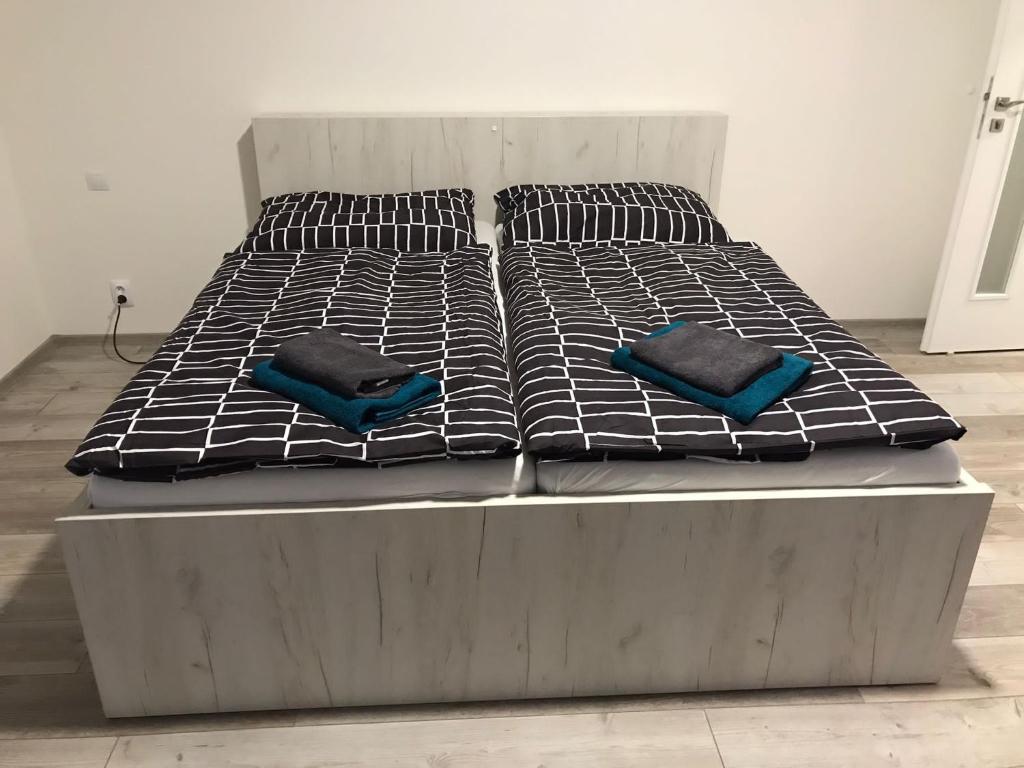 リプノ・ナト・ヴルタヴォウにあるApartmán Lipnoのベッド1台(上に枕2つ付)
