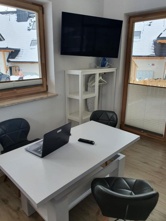 Televízia a/alebo spoločenská miestnosť v ubytovaní Apartament XAVIER Kościelisko