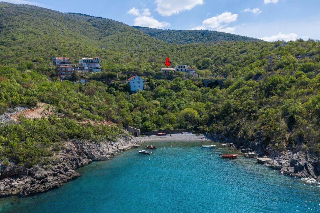 eine Luftansicht eines Flusses mit Booten darauf in der Unterkunft Apartments Maria in Senj