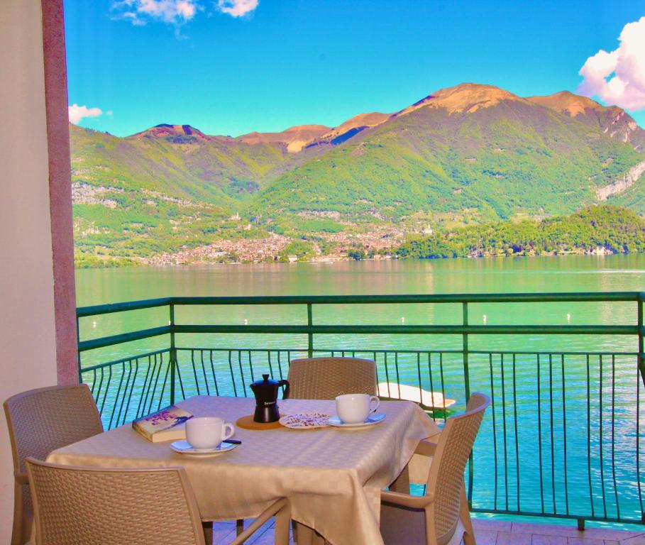 una mesa en un balcón con vistas al lago en Infinity Luxury, en Lezzeno