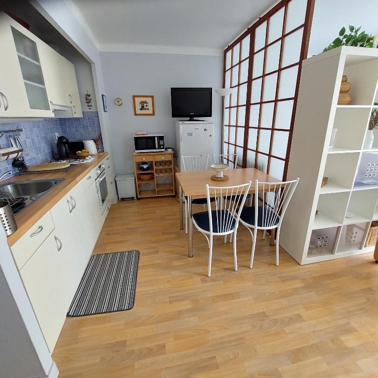Kuchyň nebo kuchyňský kout v ubytování Studio lumineux proche port & plages