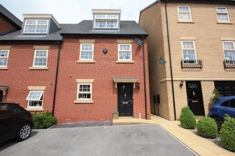 Gallery image of Stunning 3 bedroom home with free parking, free wifi and Netflix, Company workers welcome short term and long term in Castleford