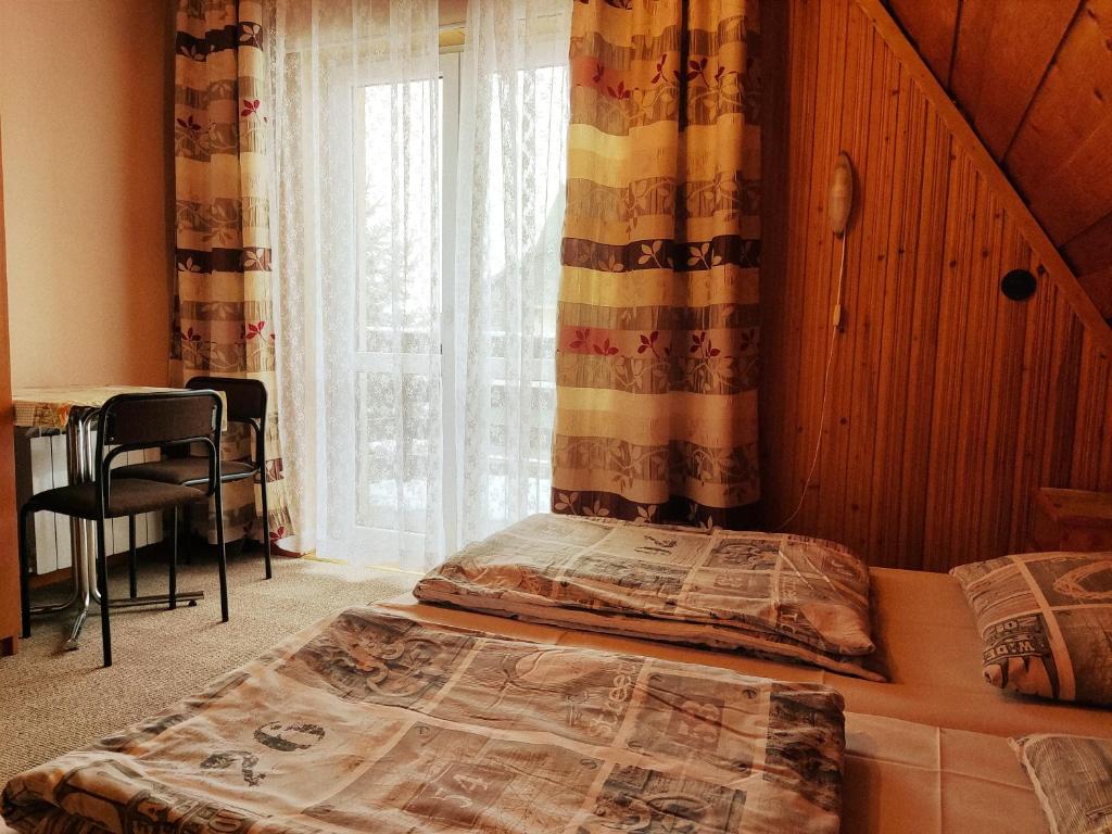 a bed sitting in a room with a window at U Tosi in Czorsztyn
