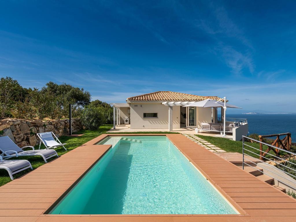 einen Pool mit einem Haus und dem Meer in der Unterkunft Villa Latisa in Terra Mala