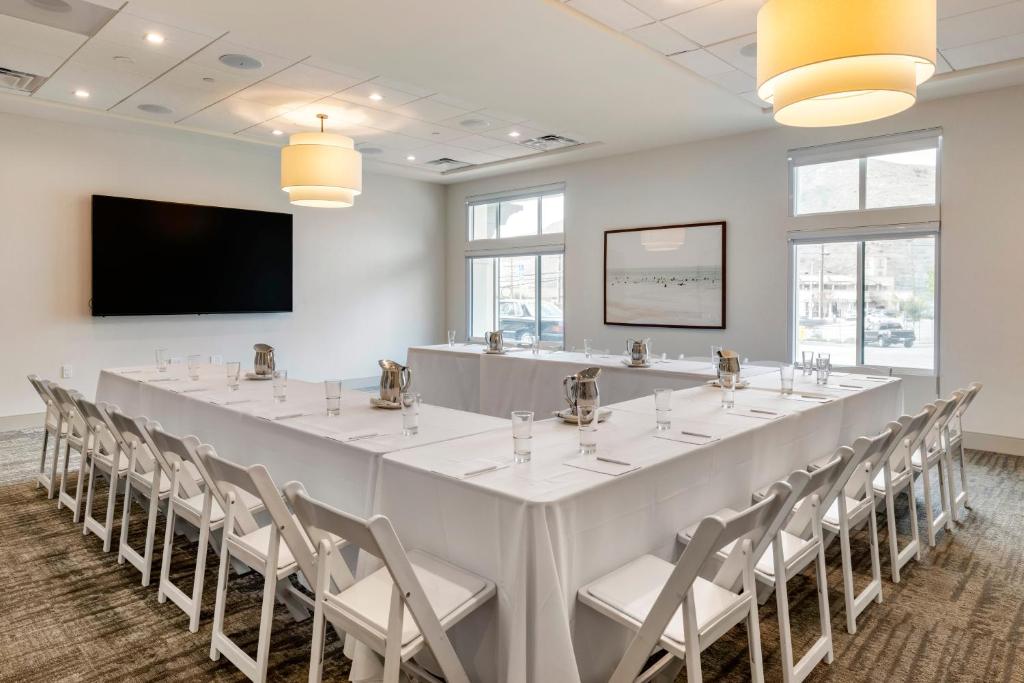 Cambria Hotel Calabasas - Malibu photo