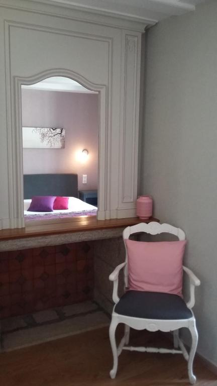 Postel nebo postele na pokoji v ubytování Hôtel Les Deux Magots